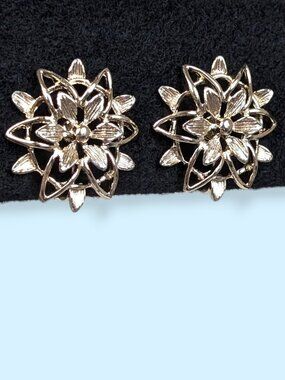 🍁Vintage Sarah Cov Floral Cut Out Earrings